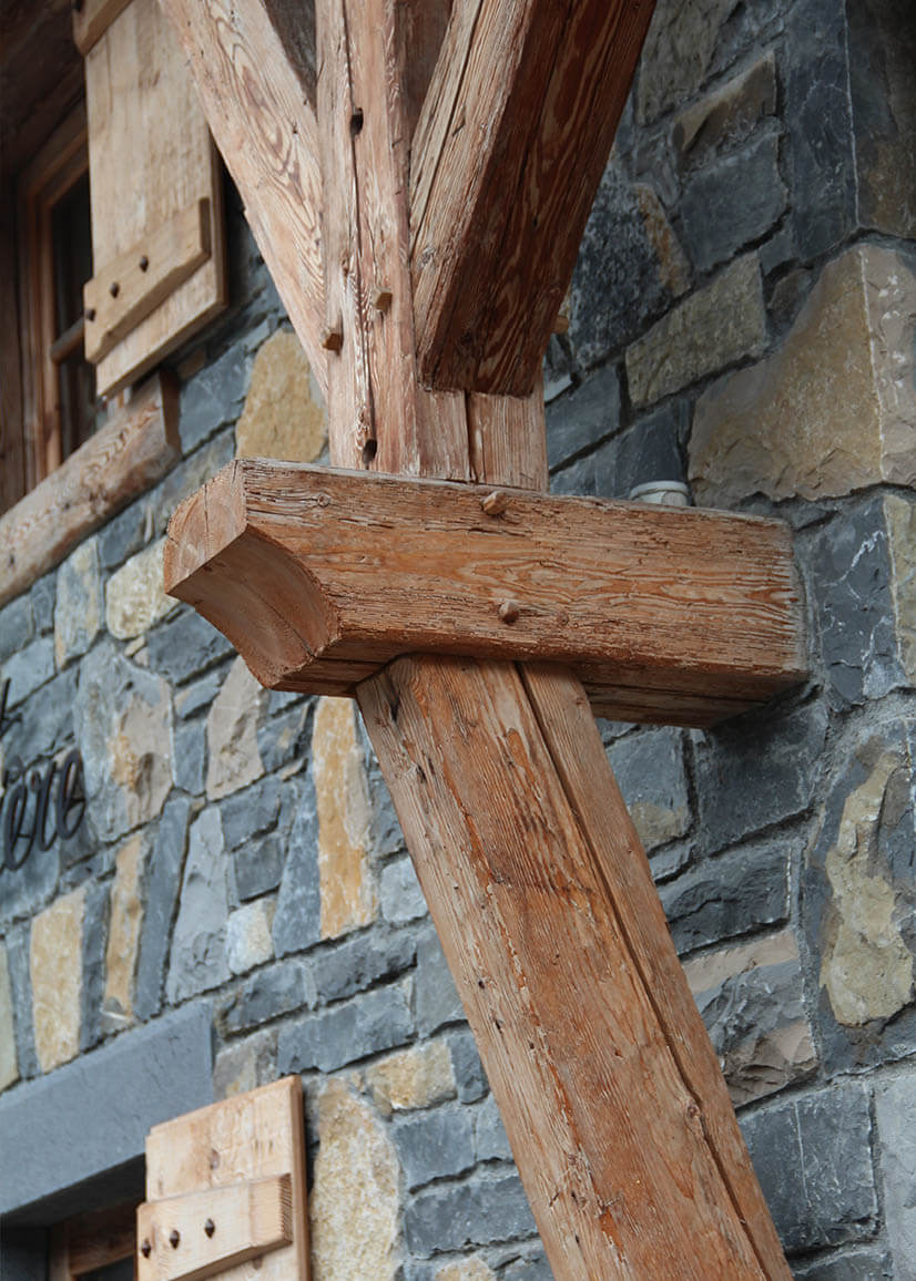 Poutre vieux bois taillé à la hache